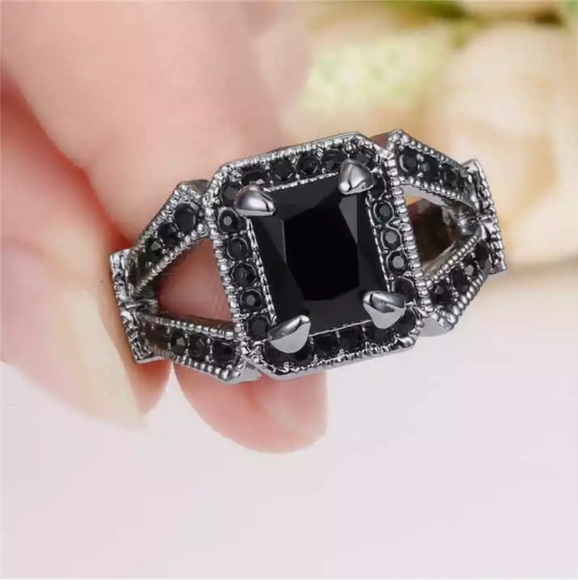New Black Sapphire Black Gold Ring. - Picture 3 of 3